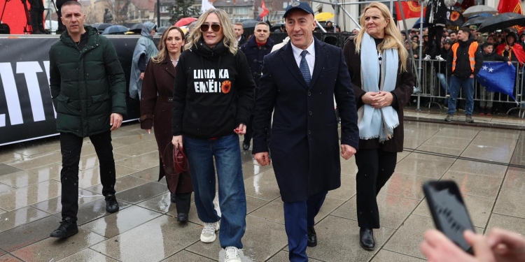 Ramush Haradinaj u shfaq në marsh me kapelë të ‘Departamentit amerikan të Luftës’