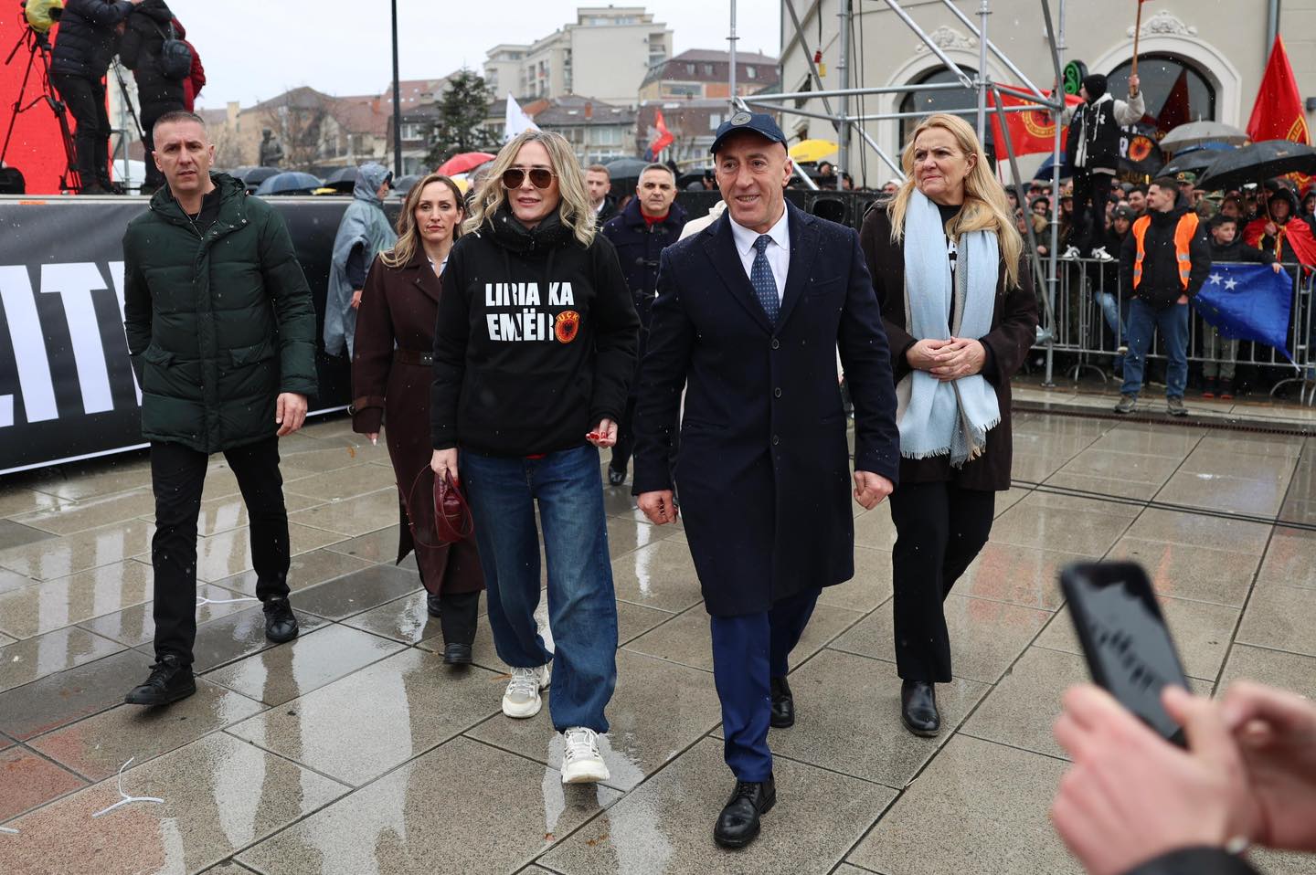 Ramush Haradinaj u shfaq në marsh me kapelë të ‘Departamentit amerikan të Luftës’