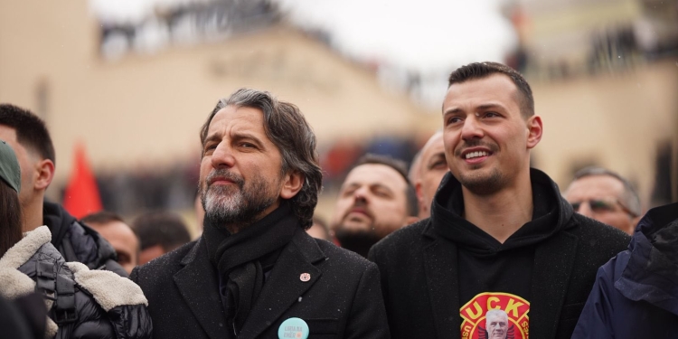 Rama publikon fotografi me Endrit Thaçin: Të bashkuar si një, për kombin tonë