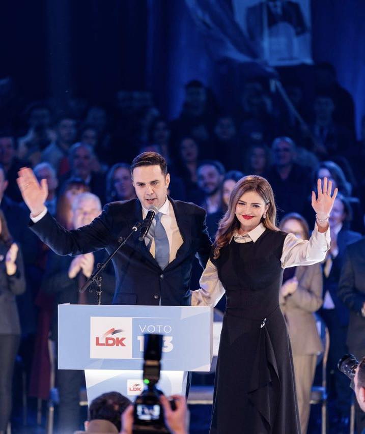 Biznesi për energji elektrike i bashkëshortes: Abdixhiku lëshohet në sulme dhe akuza ndaj gazetarëve