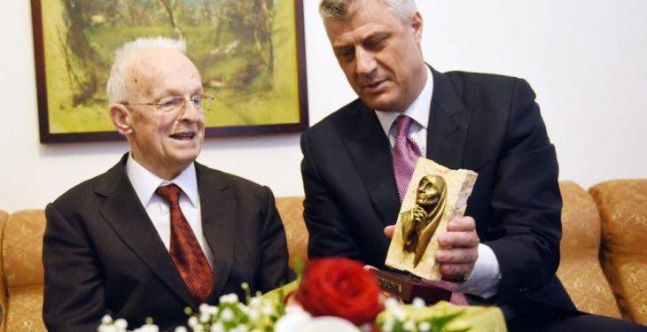 Lladrovci: Baca Adem dhe Hashim Thaçi, janë profile në faqet më të ndritshme të kombit tonë