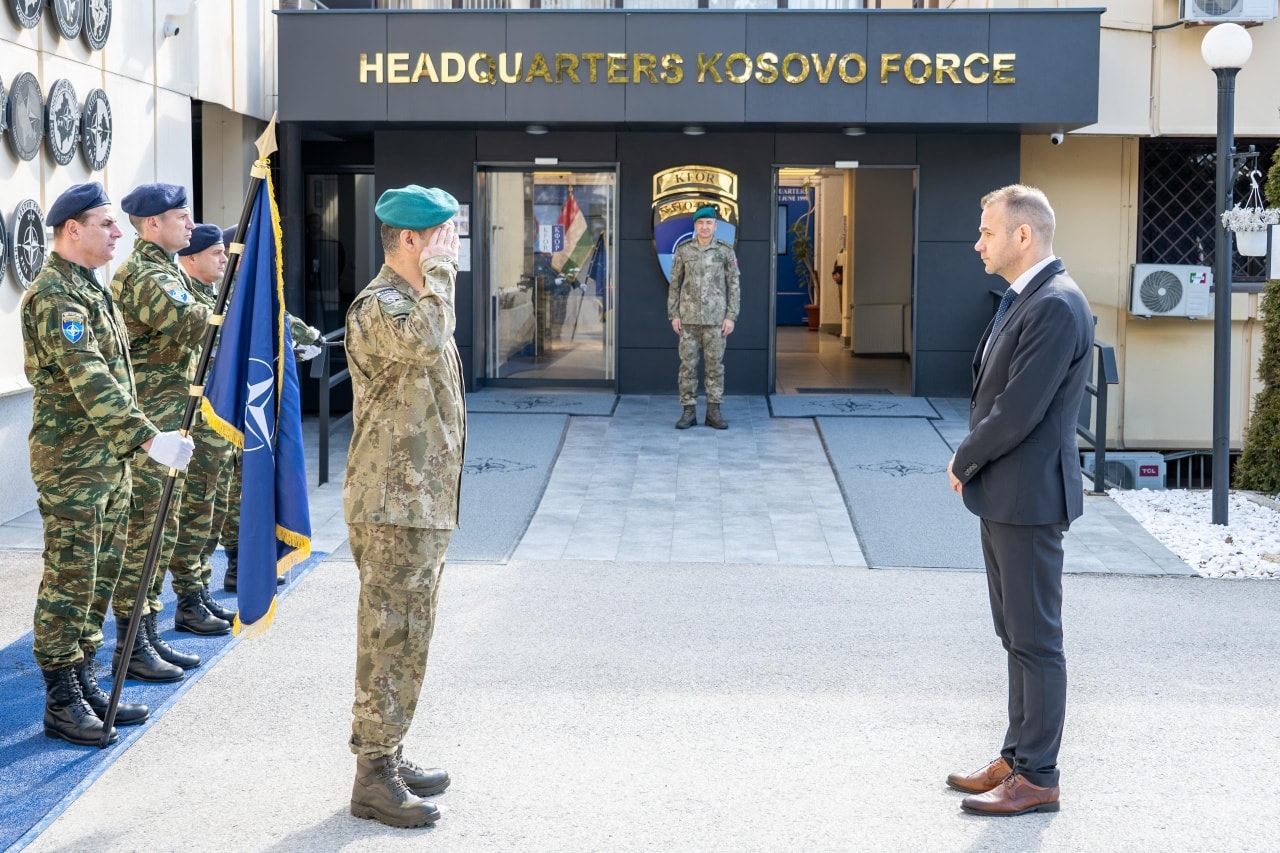 Emisari special i Viktor Orban në Prishtinë, KFOR njofton për një takim në selinë e tyre