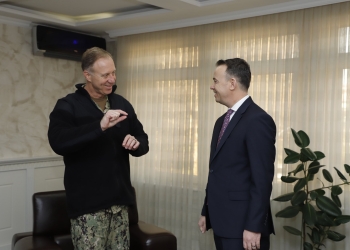 Komandanti i NATO’s në Mitrovicë, takohet me Pecin
