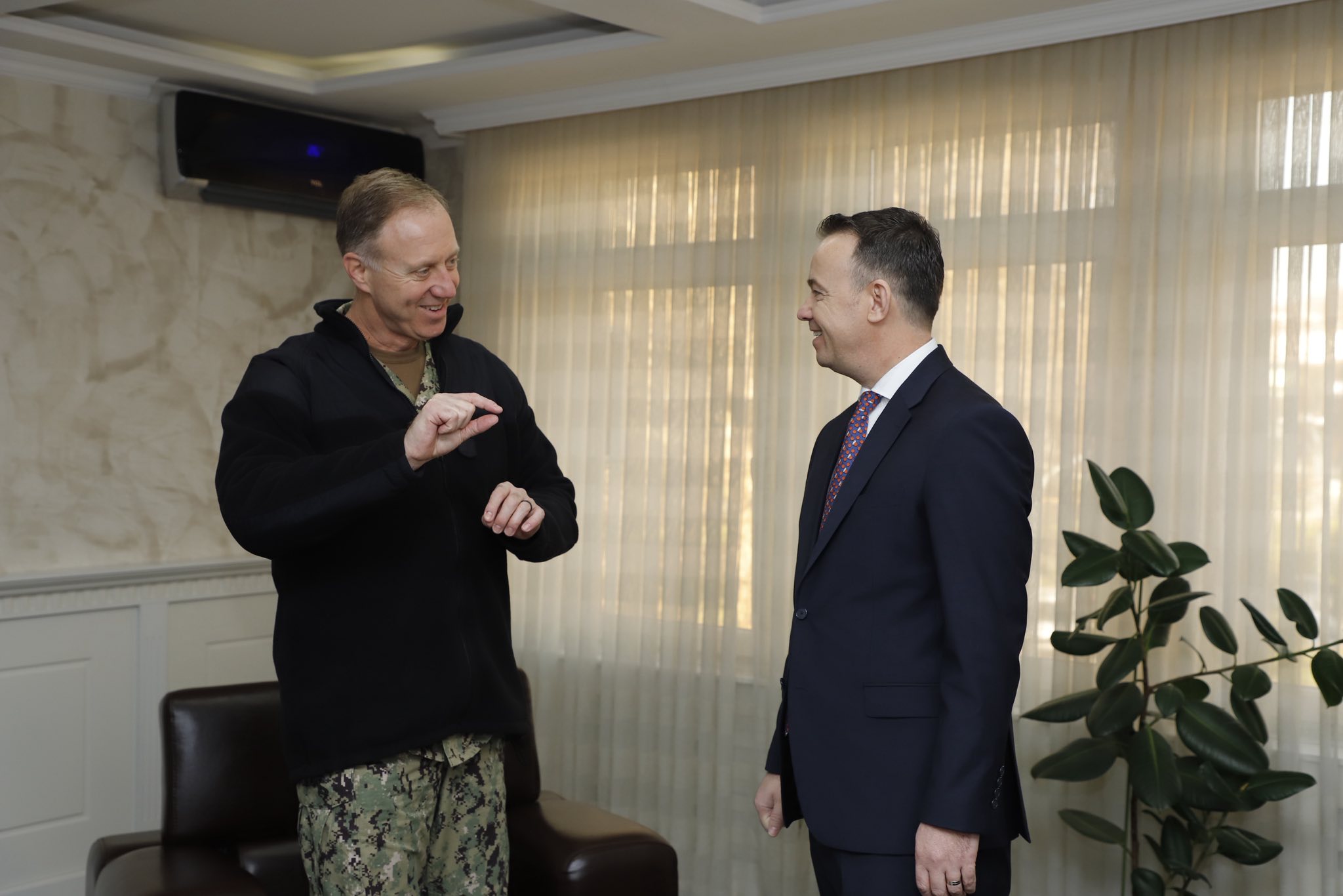 Komandanti i NATO’s në Mitrovicë, takohet me Pecin