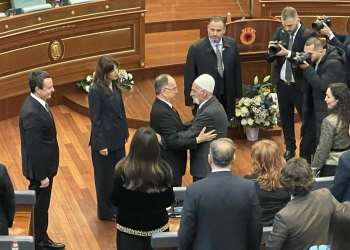 Përqafimi mes Rifat Jasharit e Bajram Begajt