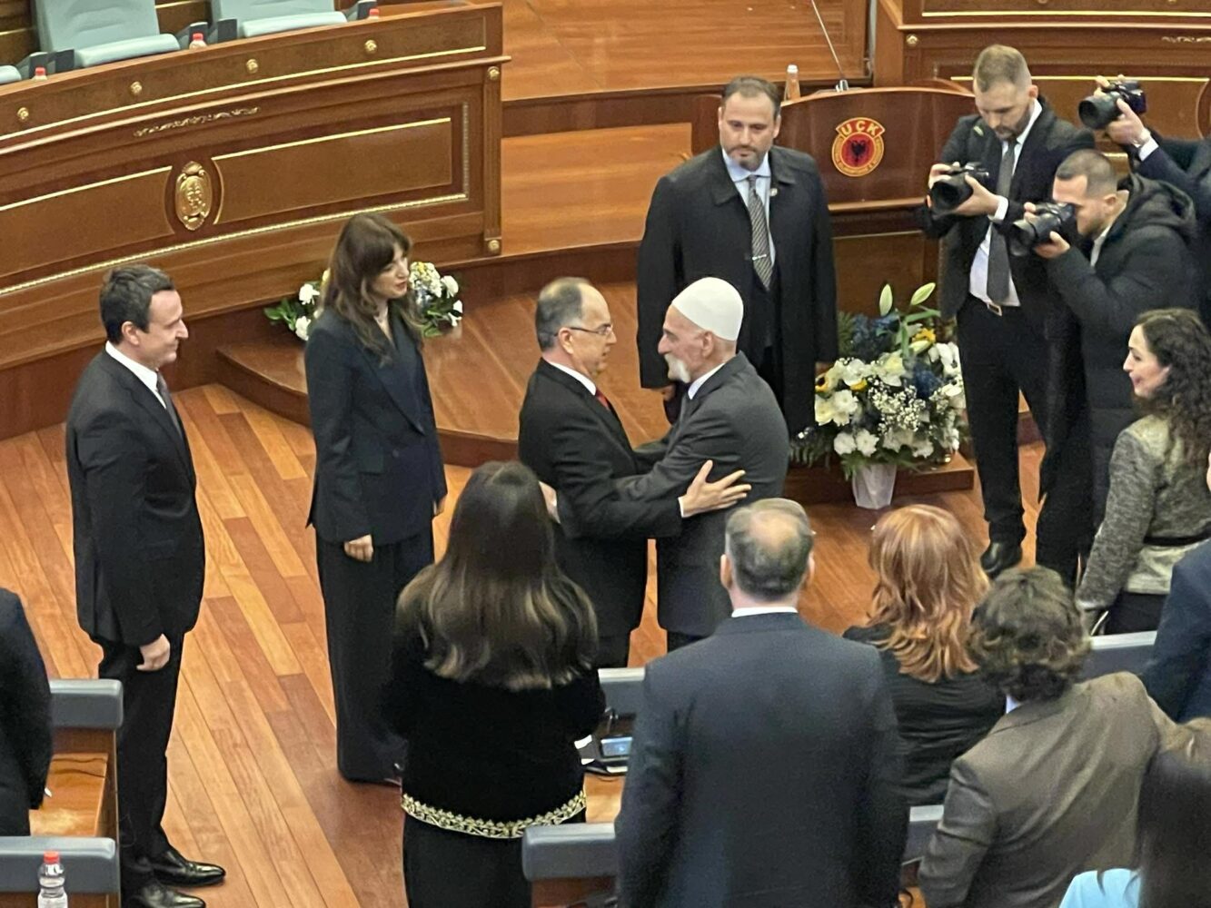 Përqafimi mes Rifat Jasharit e Bajram Begajt