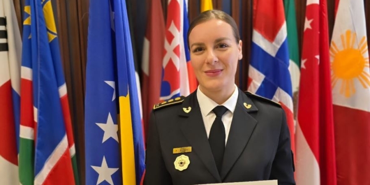 Ushtarja e FSK-së, Arbenita Haxholli diplomon në Kursin e Karrierës për Kapiten në ShBA