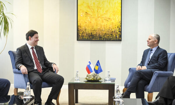 Bislimi pret në takim emisarin slloven për Ballkanin – flasin për zhvillimet në vend e rajon