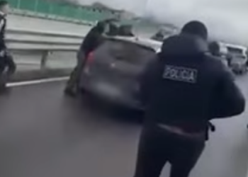 Detaje të reja, si u arrestua i riu nga Kosova në Shqipëri – agjentët e infiltruar i blenë dy pistoleta