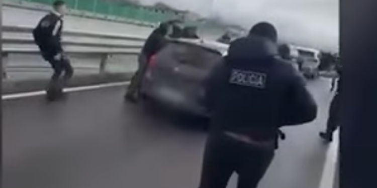 Detaje të reja, si u arrestua i riu nga Kosova në Shqipëri – agjentët e infiltruar i blenë dy pistoleta