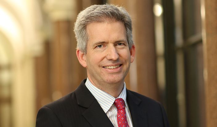 Ambasadori britanik: Kosova dhe Serbia duhet të përmbushin detyrimet për normalizim