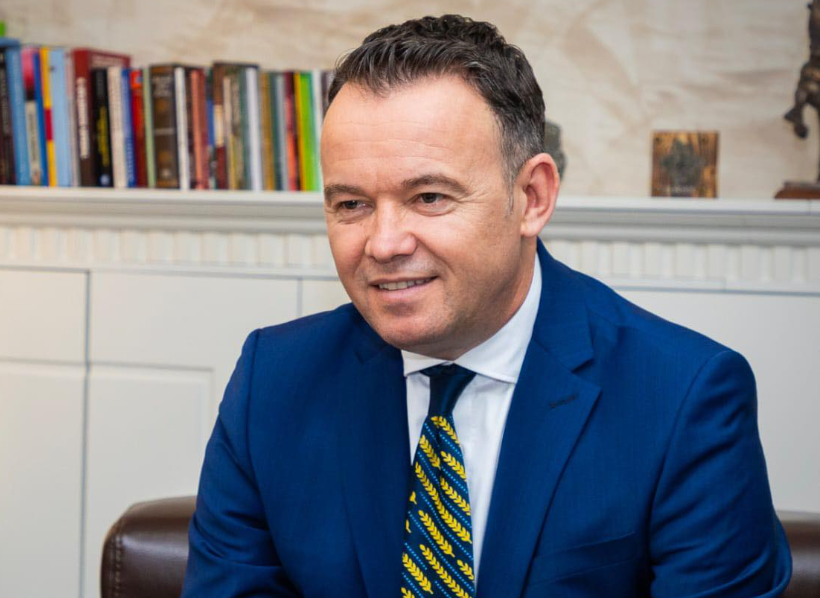 Mitrovica mbështet 350 studentë me bursa prej 720 eurosh