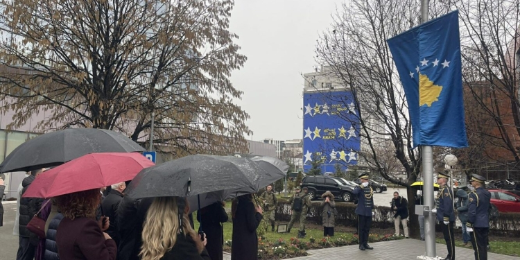 Ngritet flamuri i Kosovës në 18-vjetorin e pavarësisë