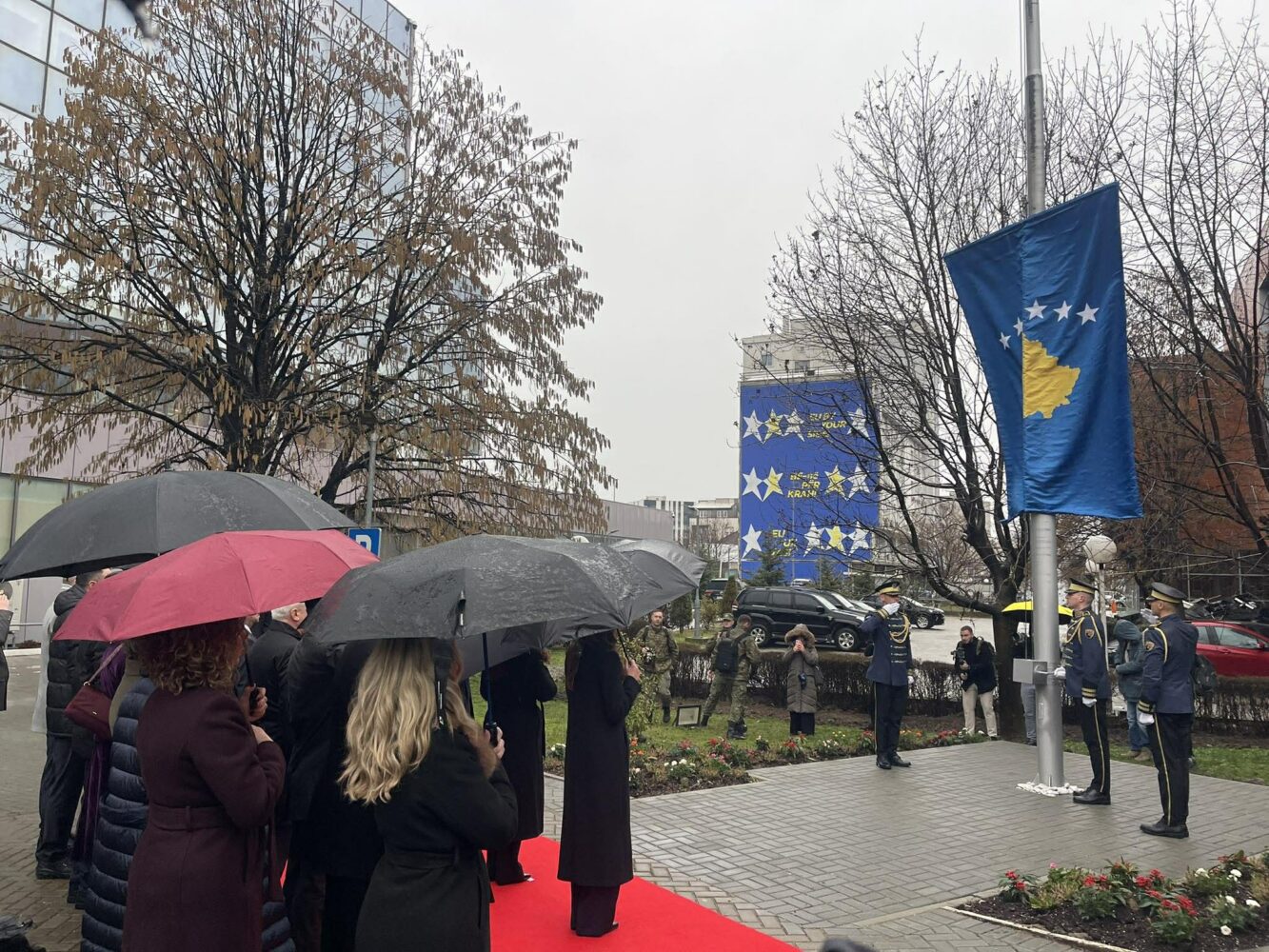 Ngritet flamuri i Kosovës në 18-vjetorin e pavarësisë