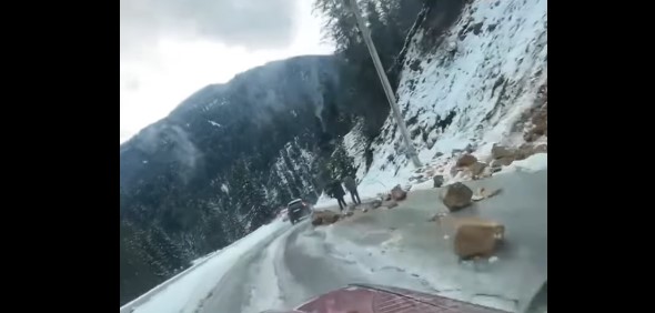 Rrëshqitje gurësh në Bogë të Rugovës, njëra korsi ndalohet për qarkullim