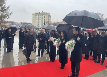 Krerët e shtetit bëjnë nderime te monumenti i të Pagjeturve