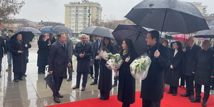 Krerët e shtetit bëjnë nderime te monumenti i të Pagjeturve