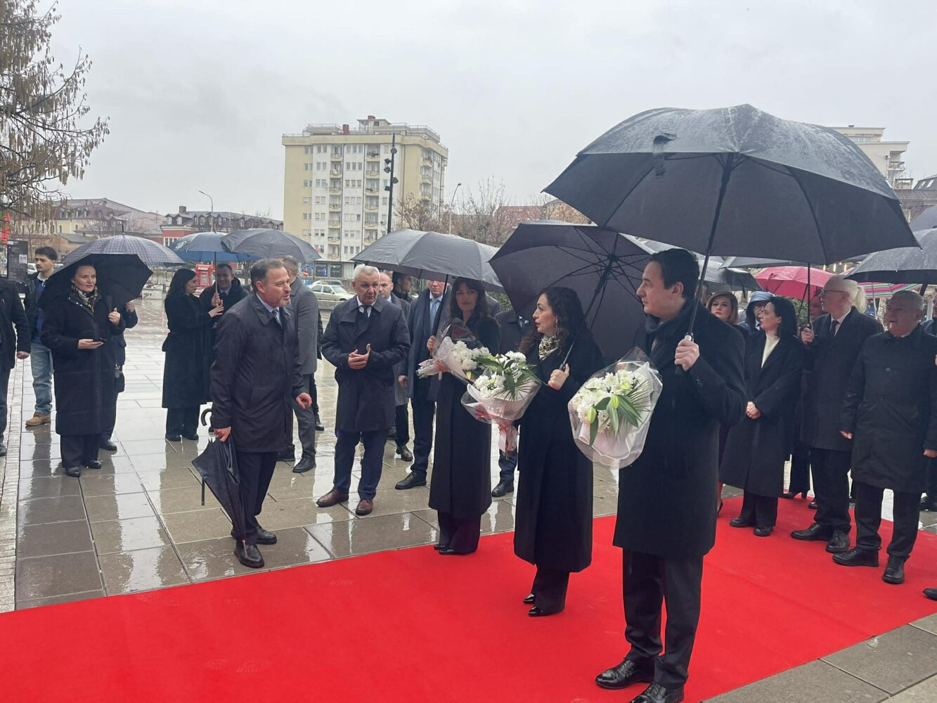 Krerët e shtetit bëjnë nderime te monumenti i të Pagjeturve