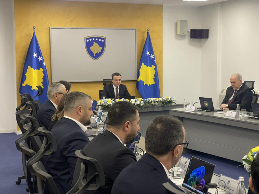 Në mbledhjen e qeverisë, Kurti: Disa përfaqësues të shpalljes së pavarësisë janë padrejtësisht në Hagë