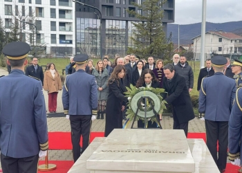 Liderët e shtetit bëjnë homazhe te varri i ish-presidentit Rugova