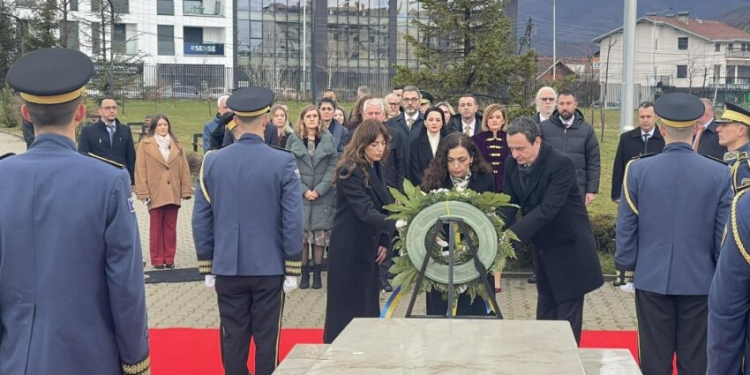 Liderët e shtetit bëjnë homazhe te varri i ish-presidentit Rugova