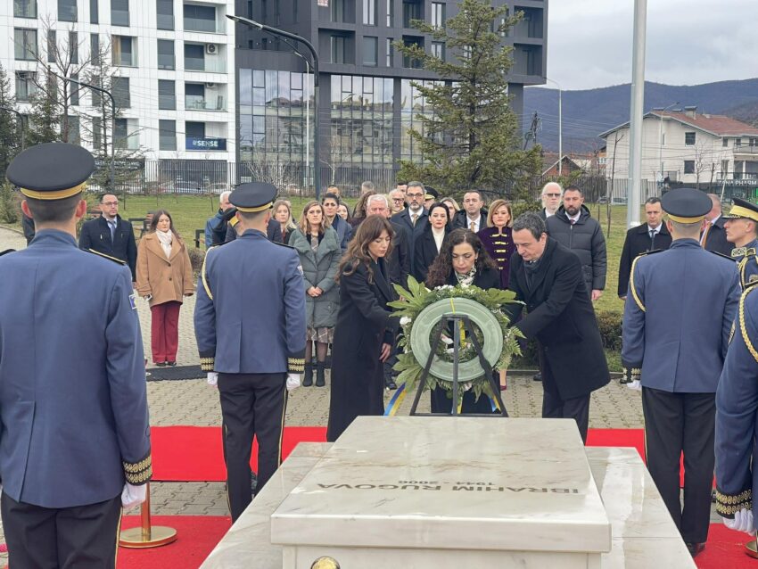 Liderët e shtetit bëjnë homazhe te varri i ish-presidentit Rugova