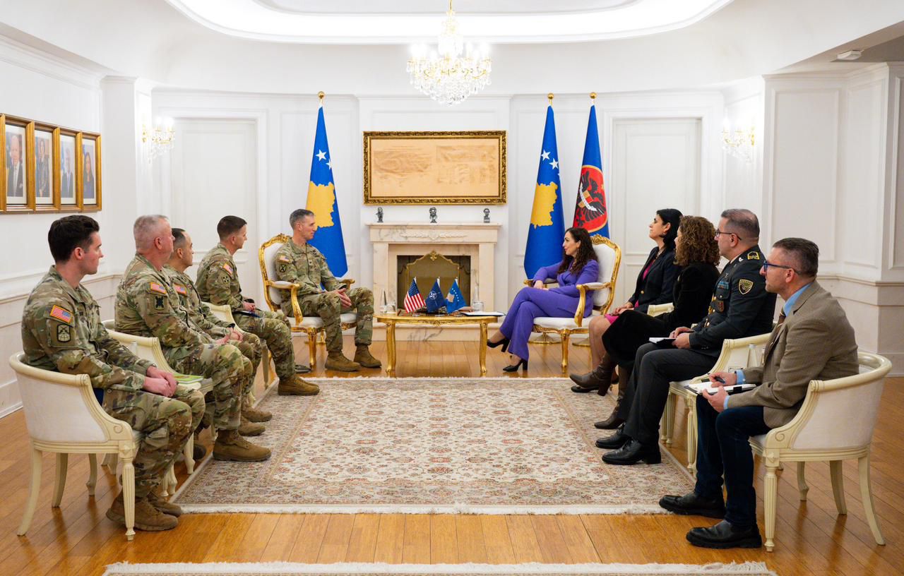 Osmani takon komandantin në largim dhe komandantin e ri të Komandës Rajonale Lindje të KFOR-it amerikan