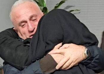 Pamje nga momenti emocionues i ribashkimit të dajës me vajzën që u nxor nga Siria pas 12 vitesh