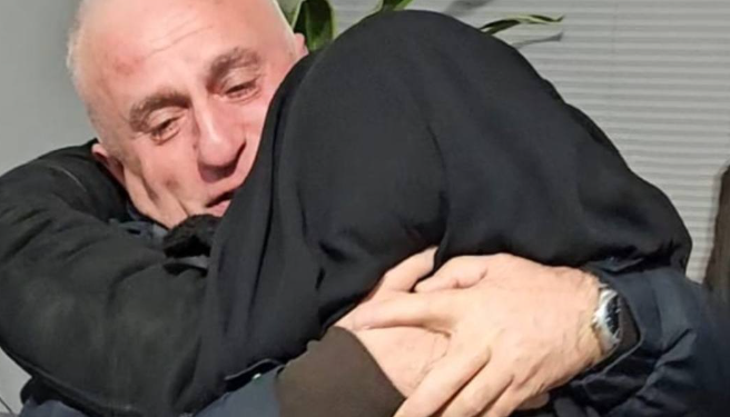 Pamje nga momenti emocionues i ribashkimit të dajës me vajzën që u nxor nga Siria pas 12 vitesh