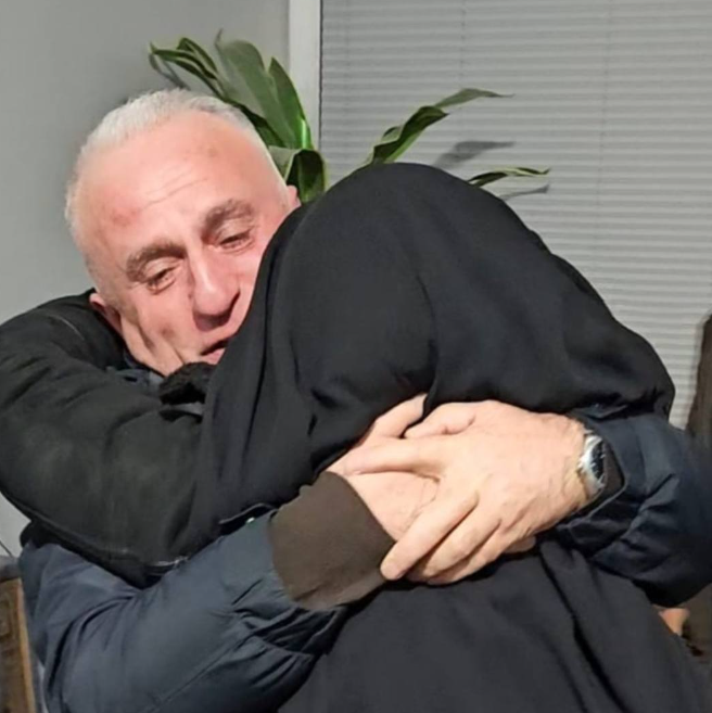 Pamje nga momenti emocionues i ribashkimit të dajës me vajzën që u nxor nga Siria pas 12 vitesh