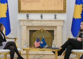 Numri një i Ambasadës së SHBA-së shihet duke shkuar në takim te presidentja Osmani, s’flet për media