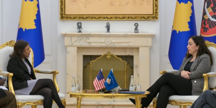 Numri një i Ambasadës së SHBA-së shihet duke shkuar në takim te presidentja Osmani, s’flet për media
