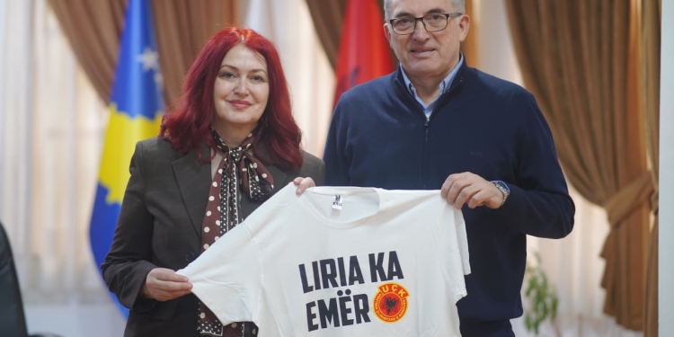 Eliza Hoxha e “Liria ka Emër” pritet nga kryetari i Prizrenit, Shaqir Totaj – merr mbështetje për Marshin “Drejtësi, jo politikë” më 17 shkurt