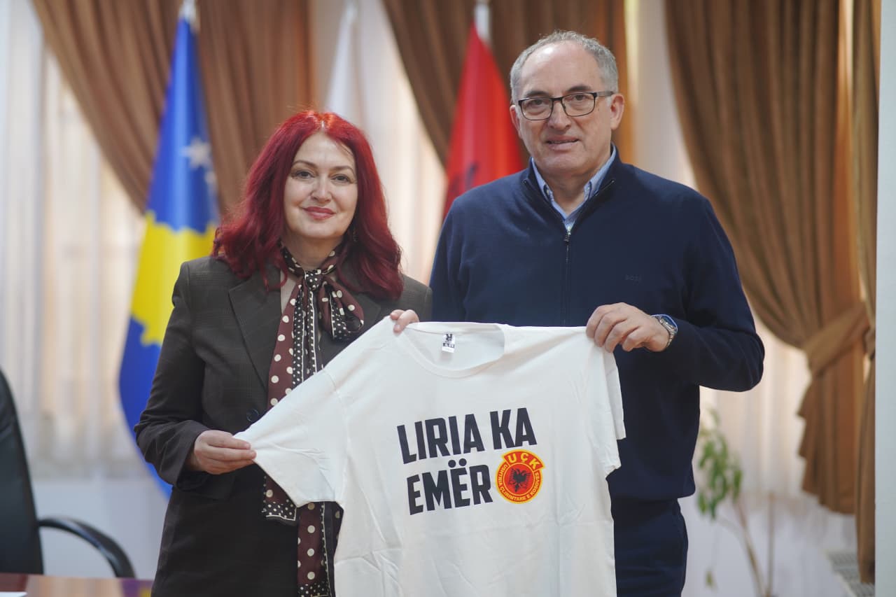 Eliza Hoxha e “Liria ka Emër” pritet nga kryetari i Prizrenit, Shaqir Totaj – merr mbështetje për Marshin “Drejtësi, jo politikë” më 17 shkurt