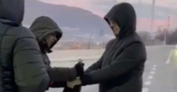 Publikohen pamje të arrestimit të Artan Grubit në Bllacë