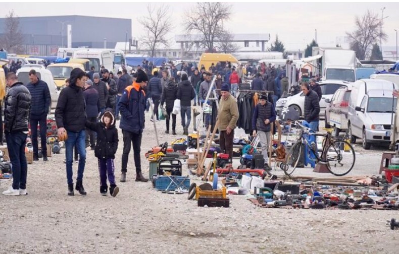 Gjobiten 15 shitës ilegalë në tregun e veturave në Prishtinë