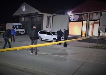 Ky është 43-vjeçari që u plagos nga të shtënat me armë në Mitrovicë, autori iku me VW në drejtim të Koshtovës