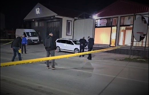 Ky është 43-vjeçari që u plagos nga të shtënat me armë në Mitrovicë, autori iku me VW në drejtim të Koshtovës