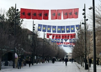 Sheshi i Prishtinës ka filluar të dekorohet për nder të 18-vjetorit të Pavarësisë