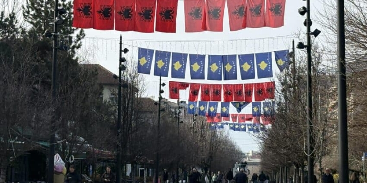 Sheshi i Prishtinës ka filluar të dekorohet për nder të 18-vjetorit të Pavarësisë