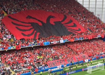 Tifozat Kuq e Zi mbështesin marshin “Drejtësi, jo politikë”