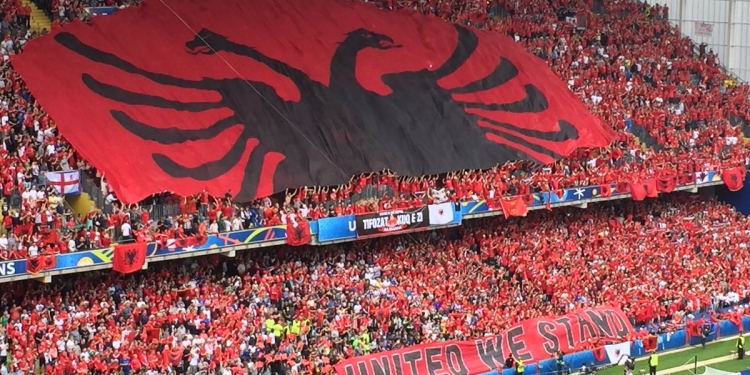 Tifozat Kuq e Zi mbështesin marshin “Drejtësi, jo politikë”