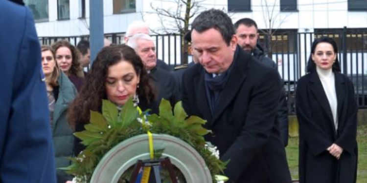 Osmani dhe Kurti bëjnë nderime te varri i Adem Demaçit