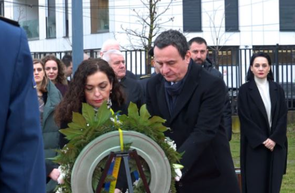 Osmani dhe Kurti bëjnë nderime te varri i Adem Demaçit