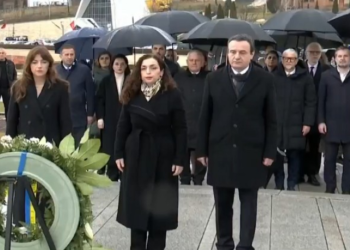 Në përvjetorin e pavarësisë, krerët e shtetit bëjnë homazhe në Prekaz