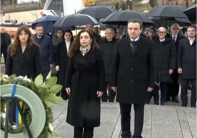 Në përvjetorin e pavarësisë, krerët e shtetit bëjnë homazhe në Prekaz