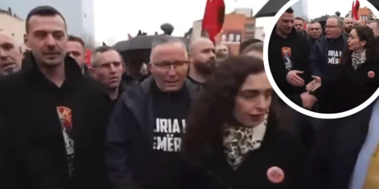 Momenti kur takohet Osmani me djalin e Thaçit, ky i fundit e përshëndet ftohtë