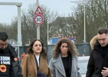 Familjarët e ish-krerëve të UÇK-së arrijnë në Hagë, marirn pjesë në seancën e sotme