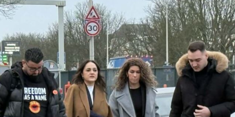 Familjarët e ish-krerëve të UÇK-së arrijnë në Hagë, marirn pjesë në seancën e sotme