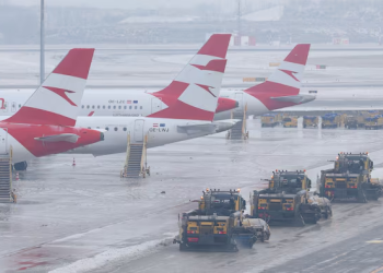 Reshjet e dendura të borës pezullojnë aeroportin e Vjenës, mbi 150 fluturime të anuluara